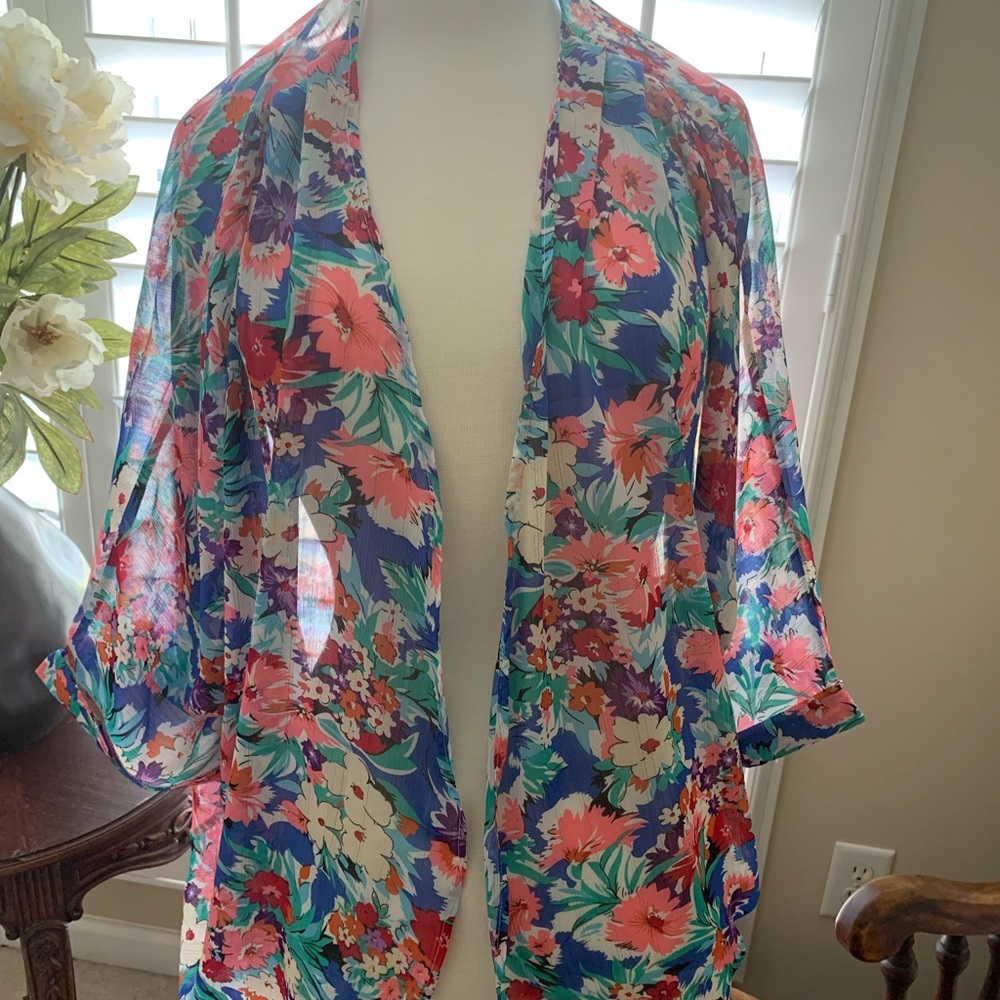 New with tags floral kimono style wrap with full sleeves. Size reg L